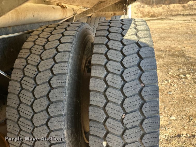 image for item DW4352 2002 International 5500i ready mix truck