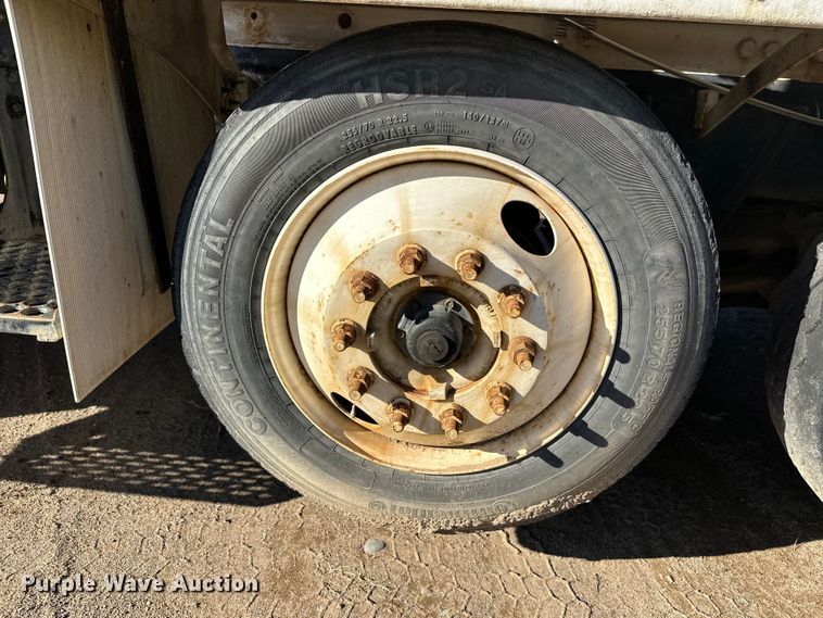 image for item DW4352 2002 International 5500i ready mix truck