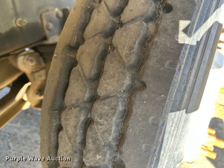 image for item DW4352 2002 International 5500i ready mix truck