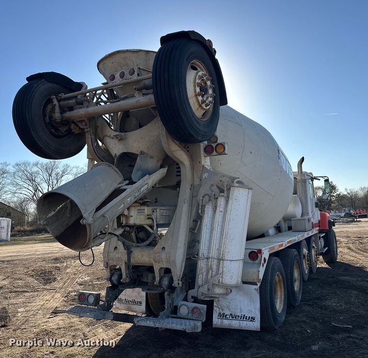 image for item DW4353 2005 International 5500i ready mix truck