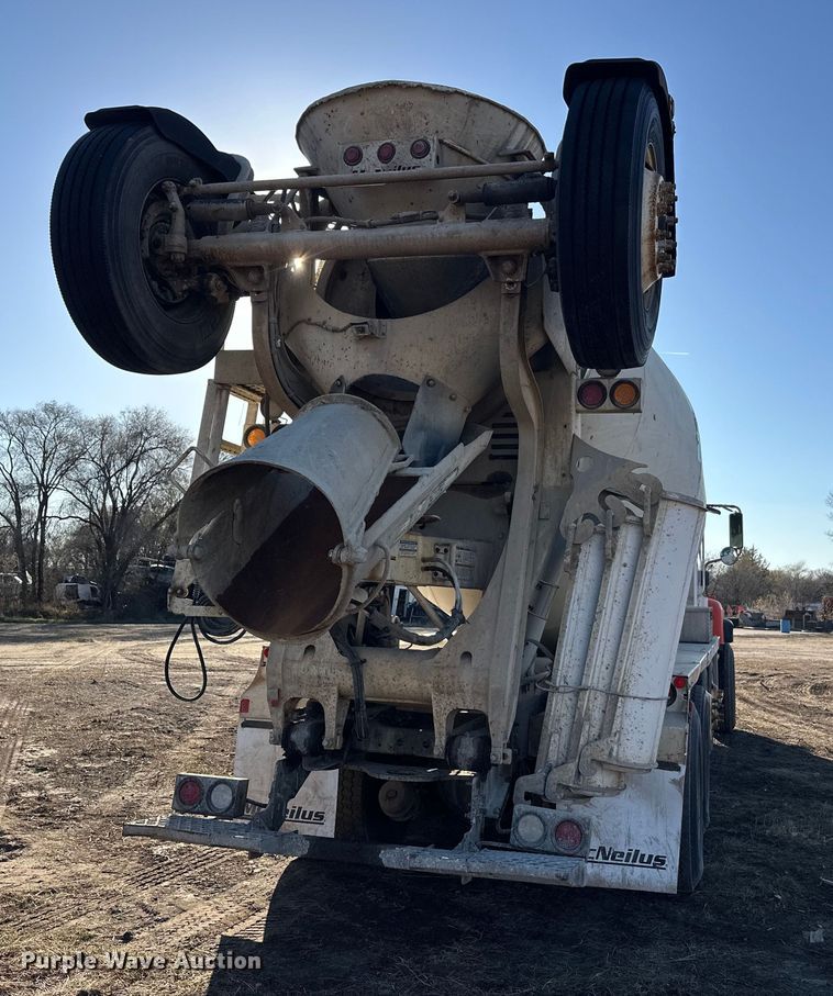 image for item DW4353 2005 International 5500i ready mix truck