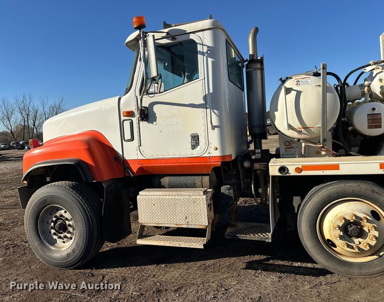 image for item DW4353 2005 International 5500i ready mix truck