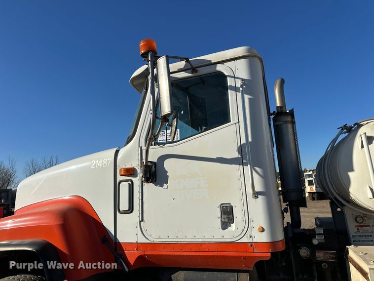 image for item DW4353 2005 International 5500i ready mix truck