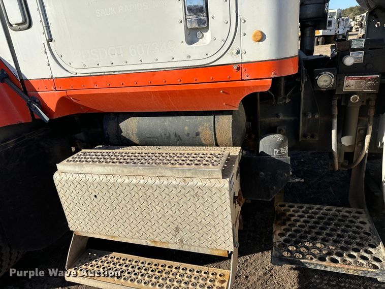 image for item DW4353 2005 International 5500i ready mix truck