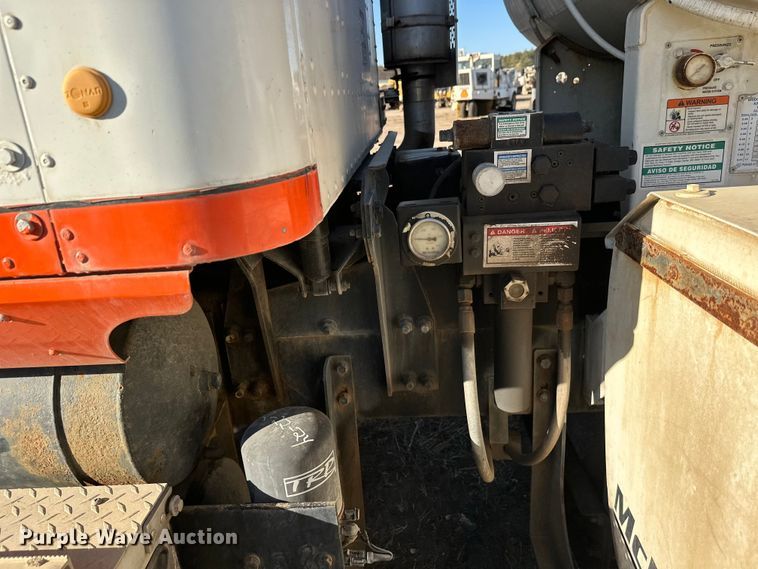 image for item DW4353 2005 International 5500i ready mix truck