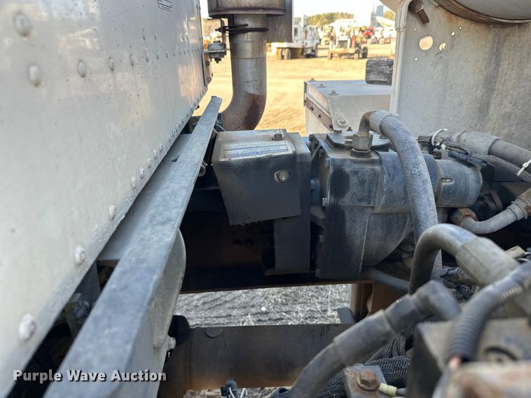 image for item DW4353 2005 International 5500i ready mix truck