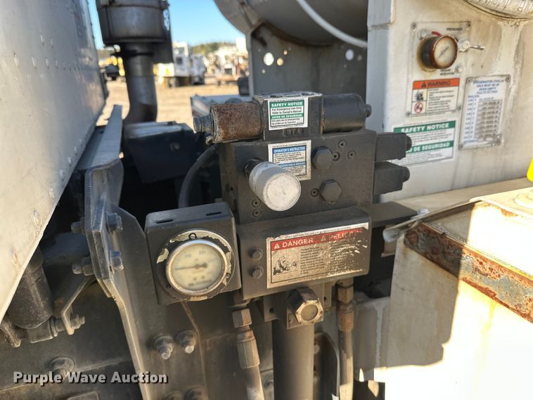 image for item DW4353 2005 International 5500i ready mix truck