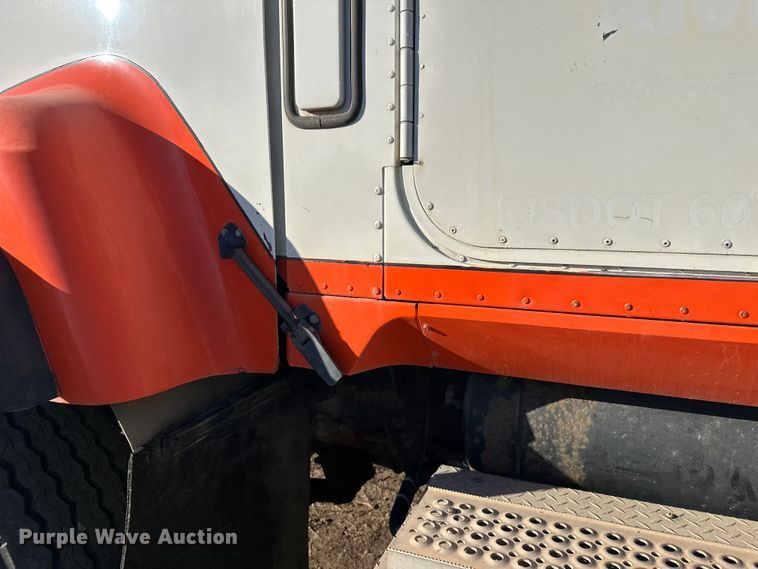 image for item DW4353 2005 International 5500i ready mix truck