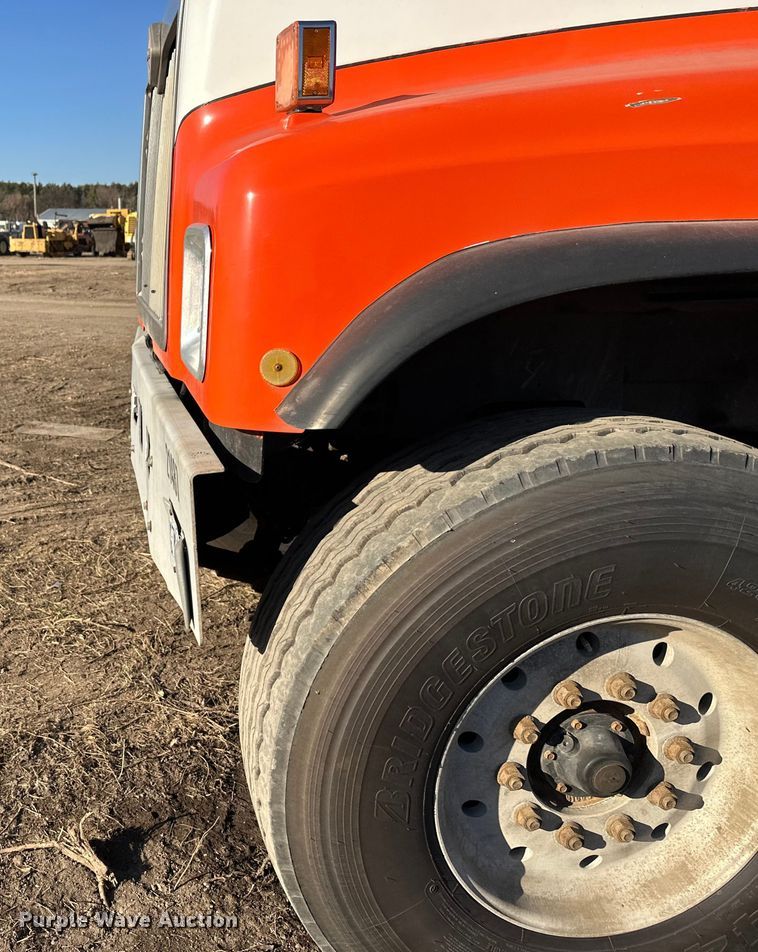 image for item DW4353 2005 International 5500i ready mix truck