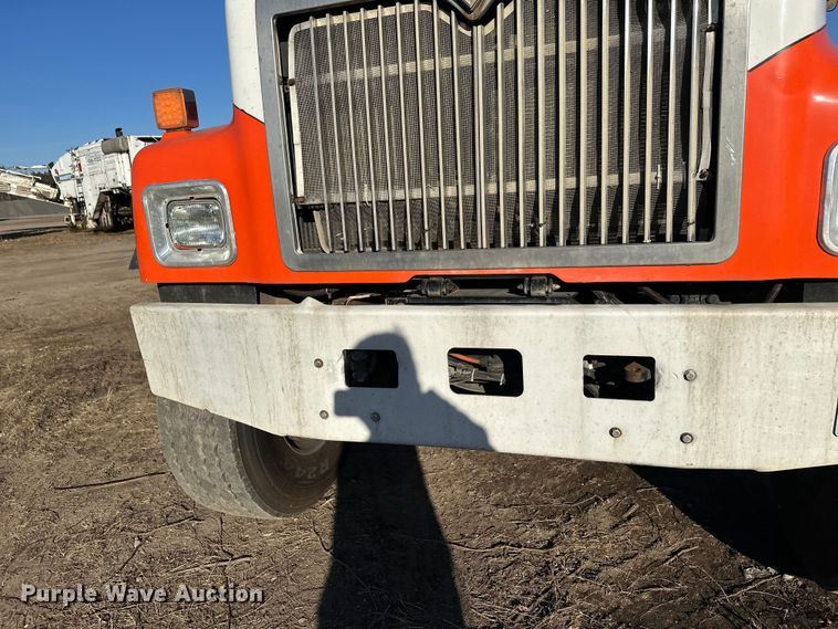 image for item DW4353 2005 International 5500i ready mix truck