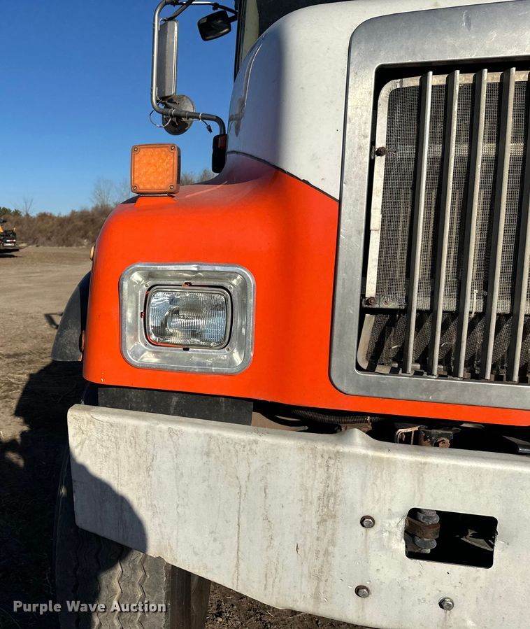 image for item DW4353 2005 International 5500i ready mix truck