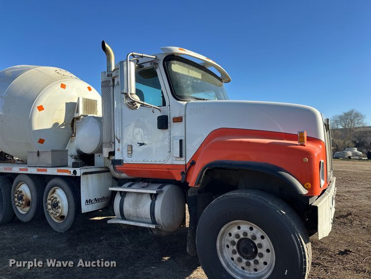 image for item DW4353 2005 International 5500i ready mix truck