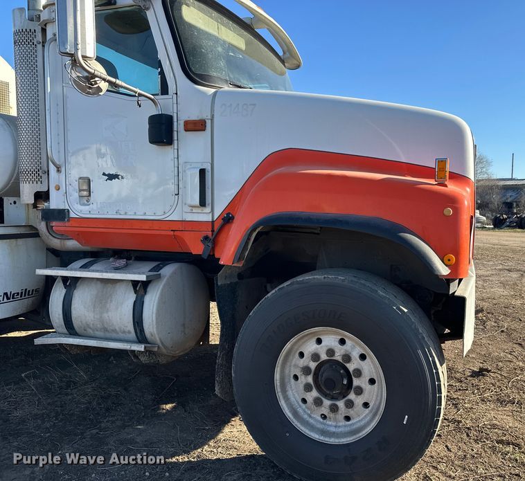 image for item DW4353 2005 International 5500i ready mix truck