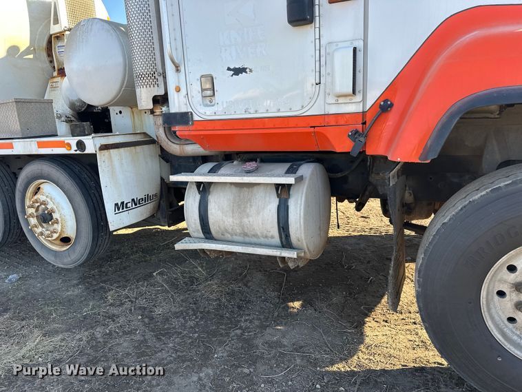 image for item DW4353 2005 International 5500i ready mix truck