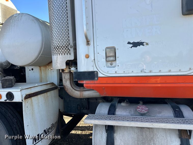 image for item DW4353 2005 International 5500i ready mix truck