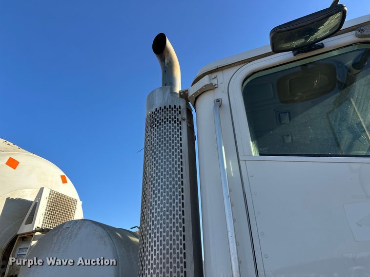 image for item DW4353 2005 International 5500i ready mix truck