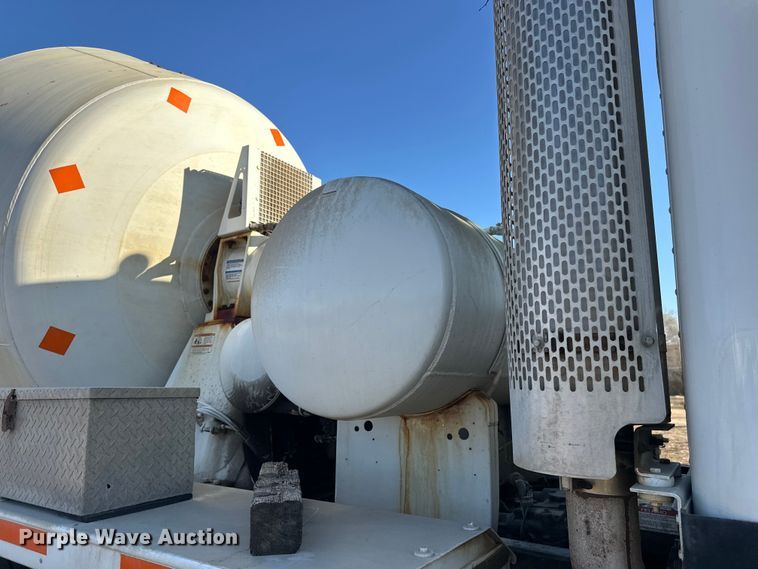 image for item DW4353 2005 International 5500i ready mix truck