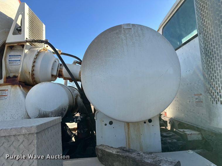 image for item DW4353 2005 International 5500i ready mix truck