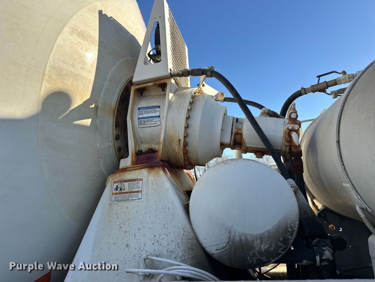 image for item DW4353 2005 International 5500i ready mix truck