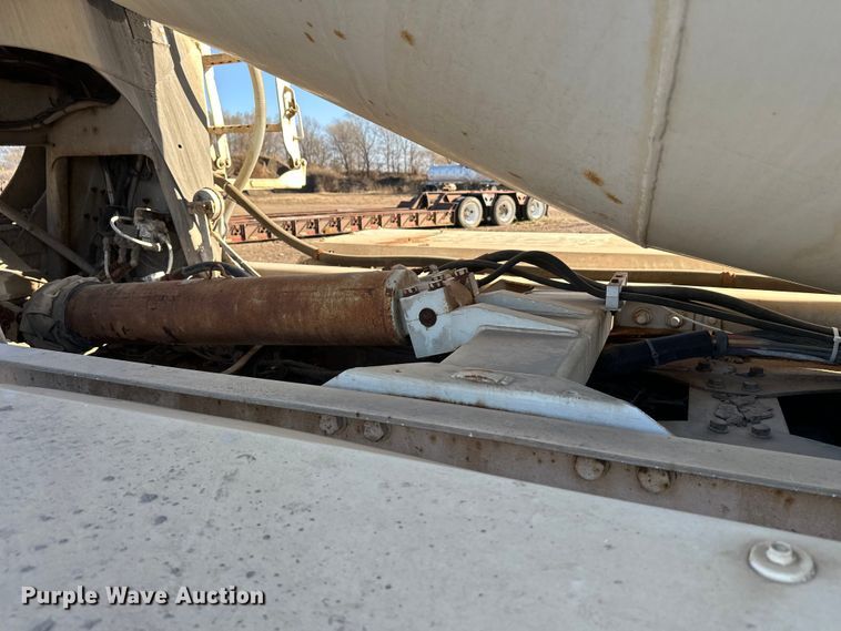 image for item DW4353 2005 International 5500i ready mix truck