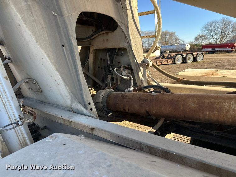 image for item DW4353 2005 International 5500i ready mix truck