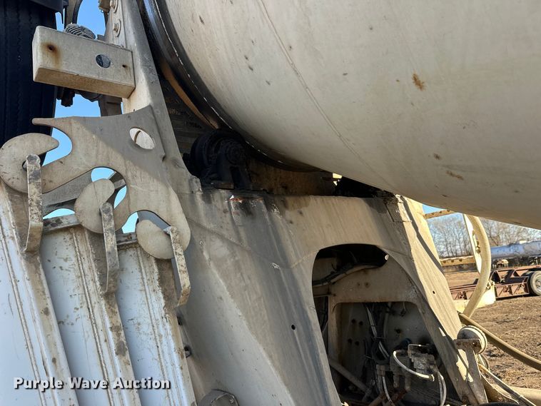 image for item DW4353 2005 International 5500i ready mix truck