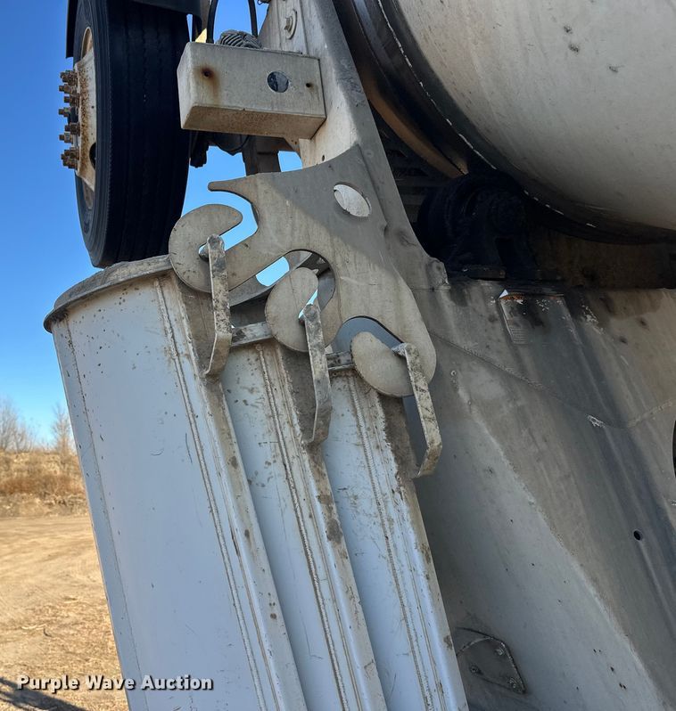 image for item DW4353 2005 International 5500i ready mix truck