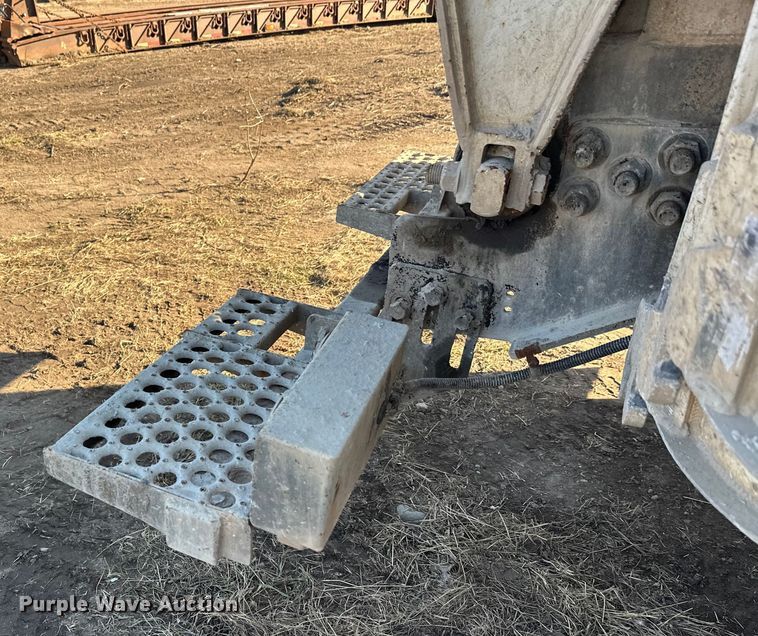 image for item DW4353 2005 International 5500i ready mix truck