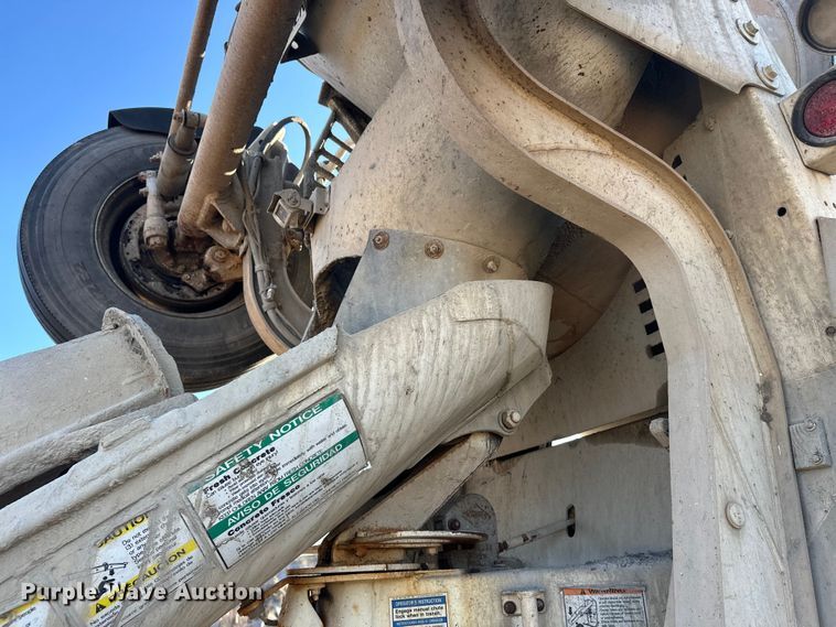 image for item DW4353 2005 International 5500i ready mix truck