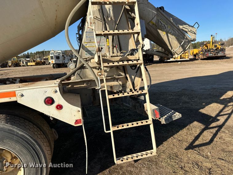 image for item DW4353 2005 International 5500i ready mix truck