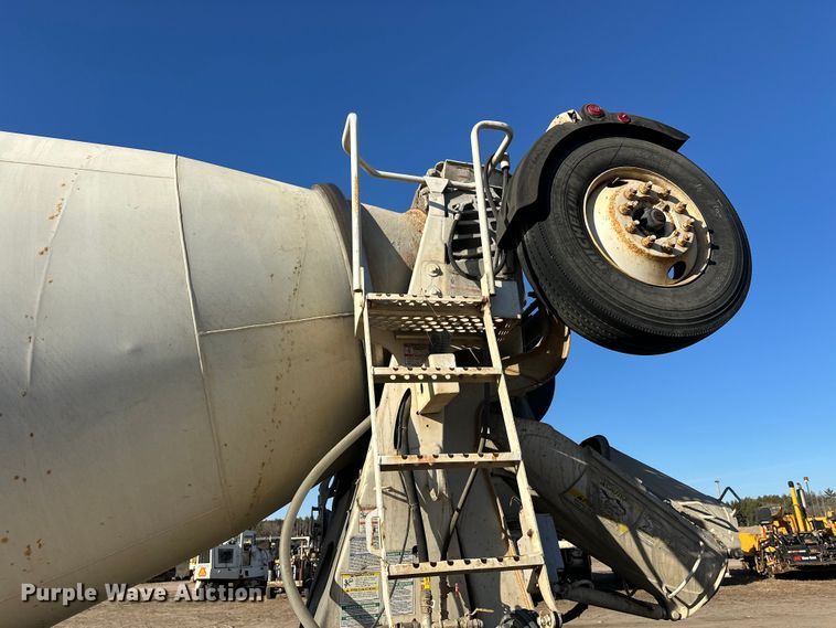 image for item DW4353 2005 International 5500i ready mix truck