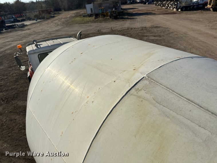 image for item DW4353 2005 International 5500i ready mix truck