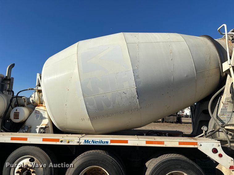 image for item DW4353 2005 International 5500i ready mix truck