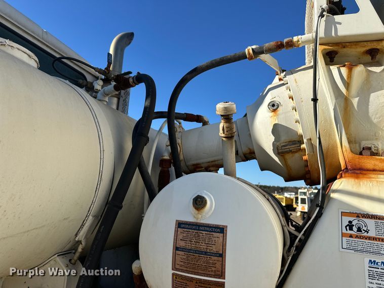 image for item DW4353 2005 International 5500i ready mix truck