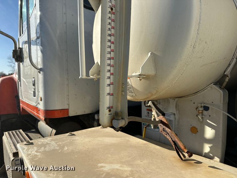 image for item DW4353 2005 International 5500i ready mix truck