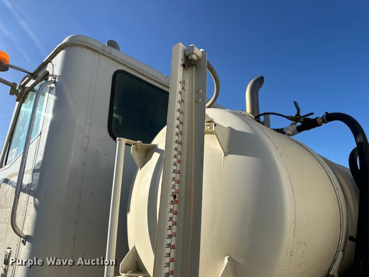 image for item DW4353 2005 International 5500i ready mix truck