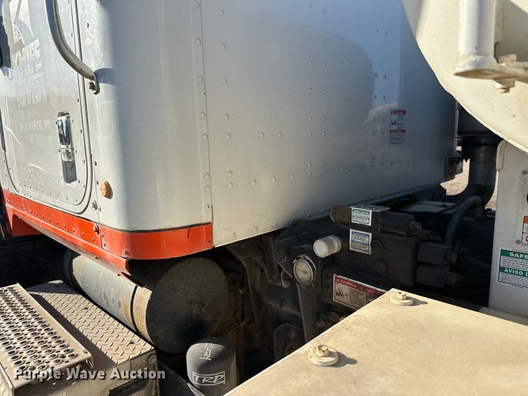 image for item DW4353 2005 International 5500i ready mix truck