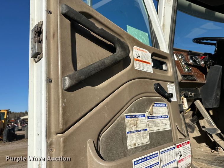 image for item DW4353 2005 International 5500i ready mix truck