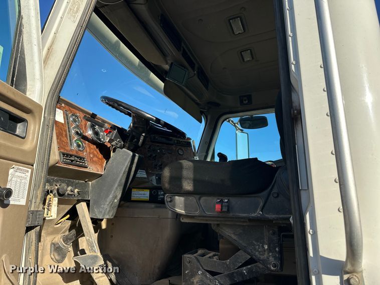 image for item DW4353 2005 International 5500i ready mix truck