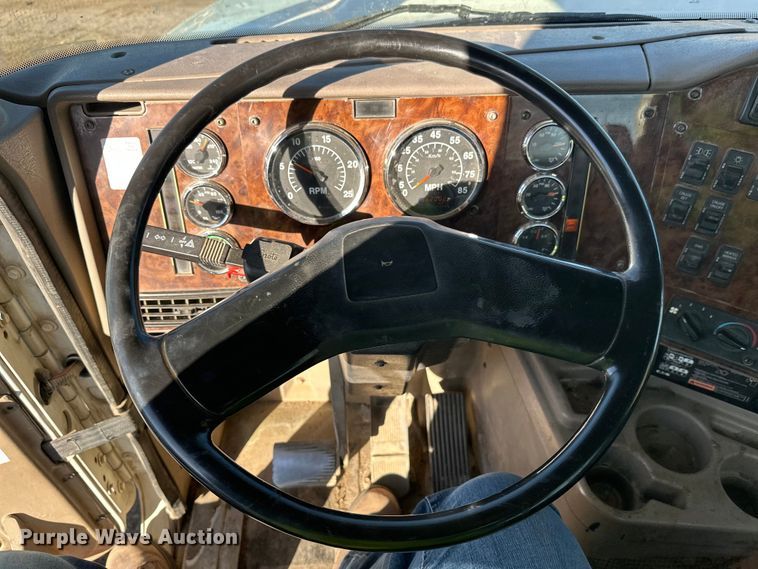 image for item DW4353 2005 International 5500i ready mix truck