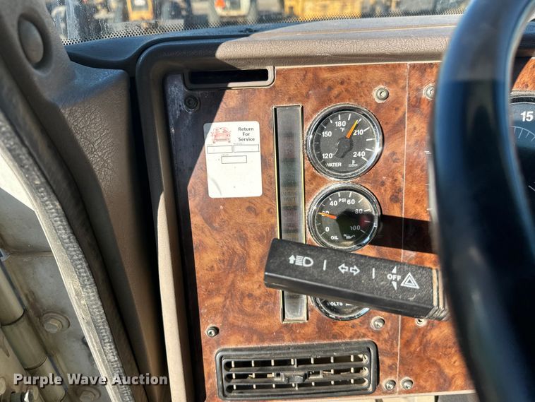 image for item DW4353 2005 International 5500i ready mix truck