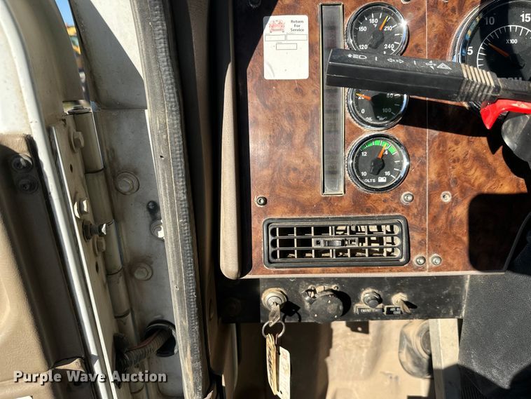 image for item DW4353 2005 International 5500i ready mix truck