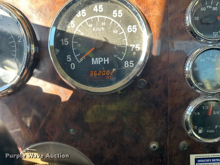 image for item DW4353 2005 International 5500i ready mix truck