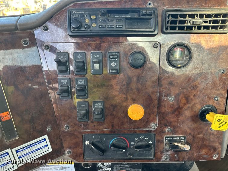 image for item DW4353 2005 International 5500i ready mix truck