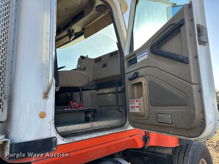 image for item DW4353 2005 International 5500i ready mix truck