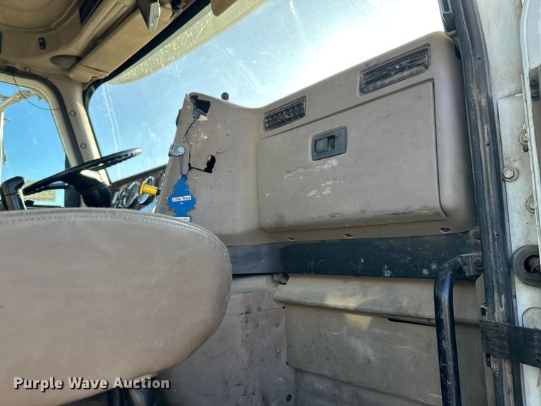 image for item DW4353 2005 International 5500i ready mix truck