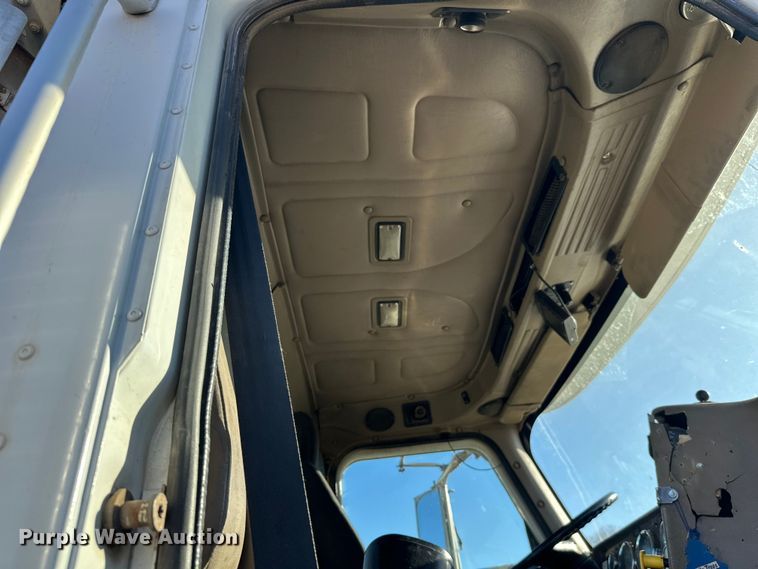 image for item DW4353 2005 International 5500i ready mix truck