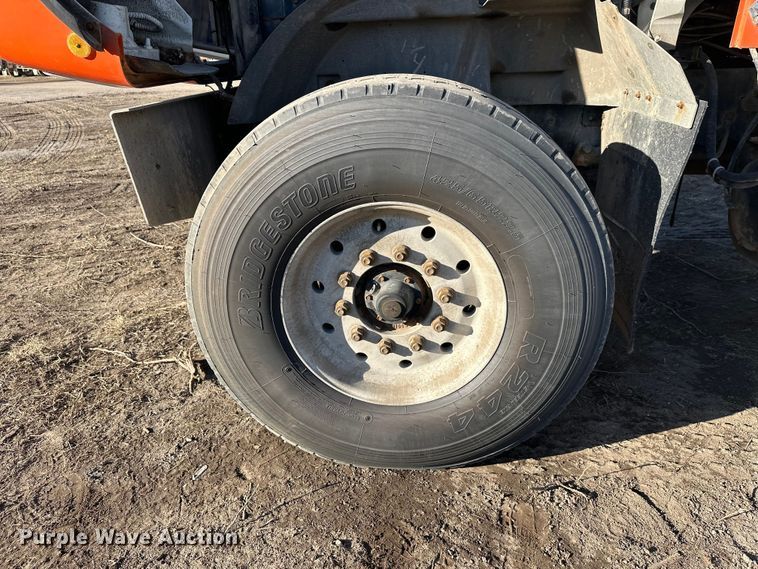 image for item DW4353 2005 International 5500i ready mix truck