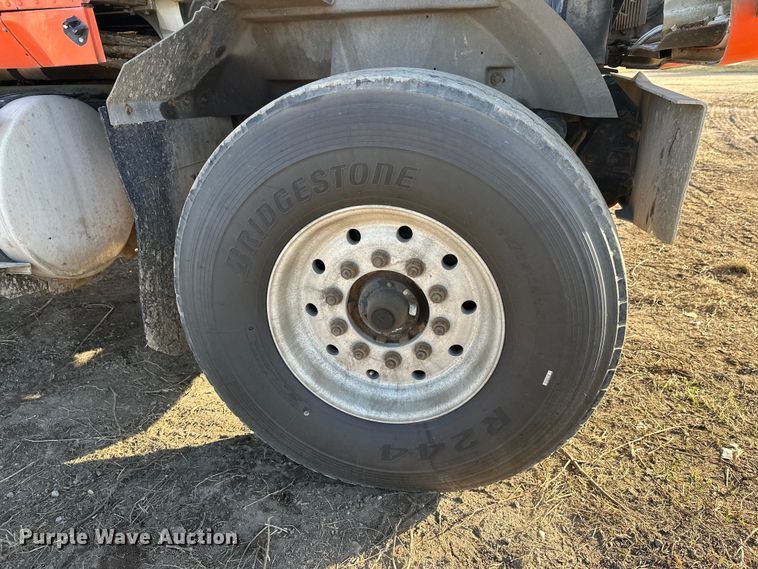 image for item DW4353 2005 International 5500i ready mix truck