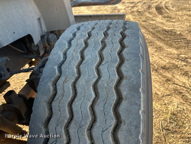 image for item DW4353 2005 International 5500i ready mix truck